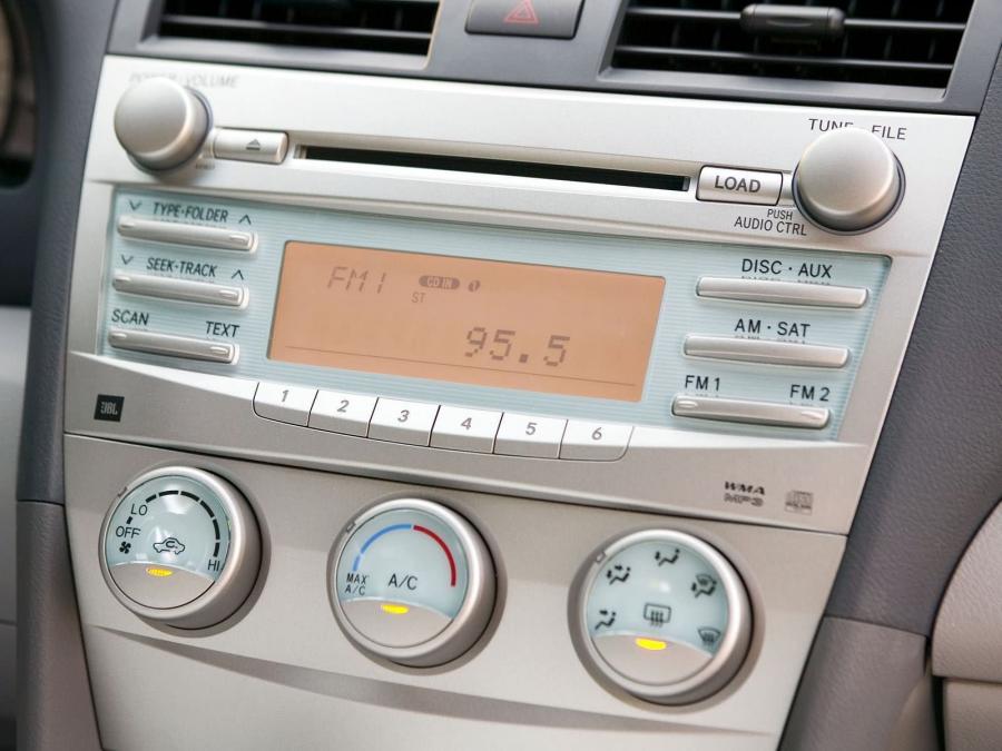 Детали интерьера Toyota Camry SE 2006 года  (NA) (фото 34 из 47)